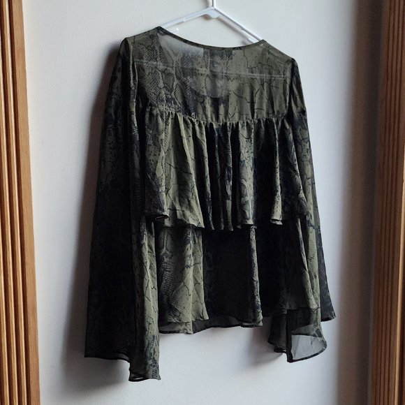 Jennifer Lopez Green/Black Reptile Print Ruffled Blouse Size Small - Picture 11 of 14